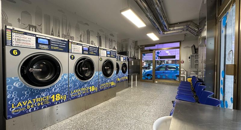 Sala della lavanderia self-service Express Wash in via Cesare Costa a Modena
