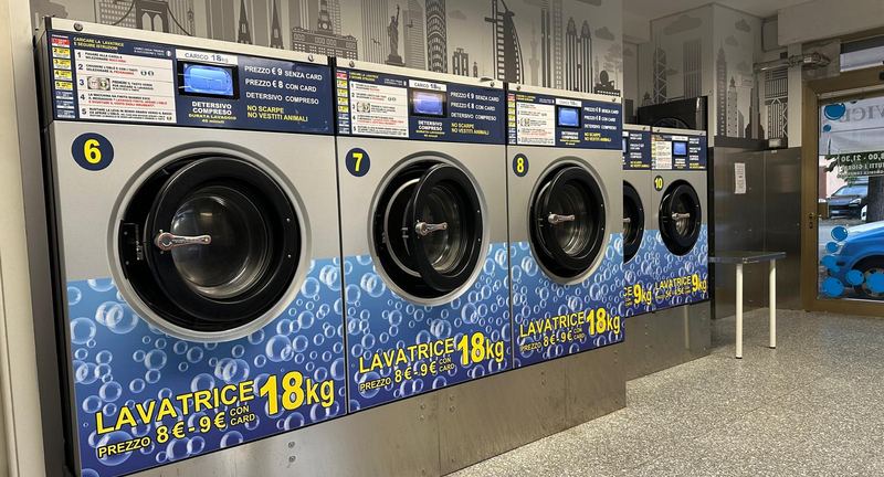 Lavatrici da 18 kg nella lavanderia Express Wash di via Cesare Costa