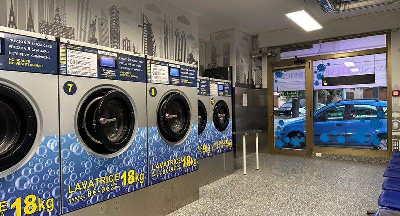Lavatrici della lavanderia a gettoni Express Wash in via Cesare Costa