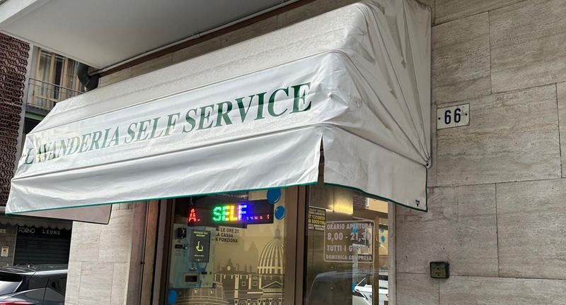 Ingresso della lavanderia self-service Express Wash in via Cesare Costa 66