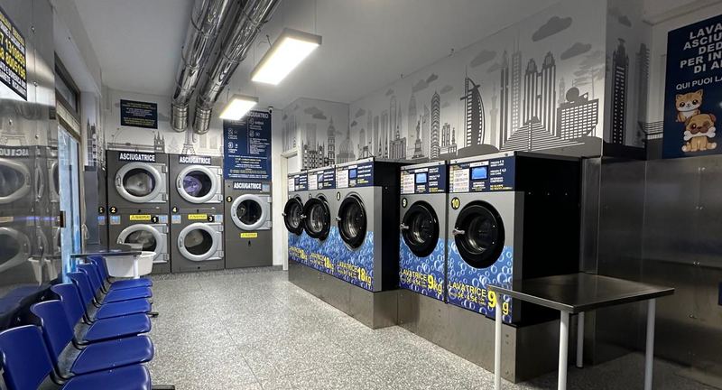 Interno della lavanderia Express Wash in via Cesare Costa a Modena