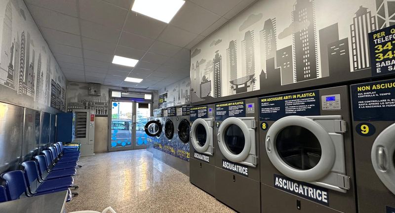 Sala della lavanderia self-service Express Wash in via Ciro Menotti a Modena