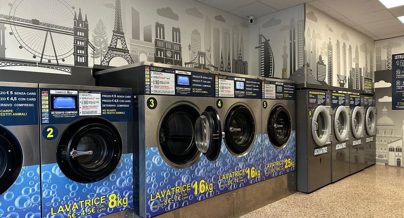 Lavatrici da 8 e 16 kg nella lavanderia Express Wash di via Ciro Menotti