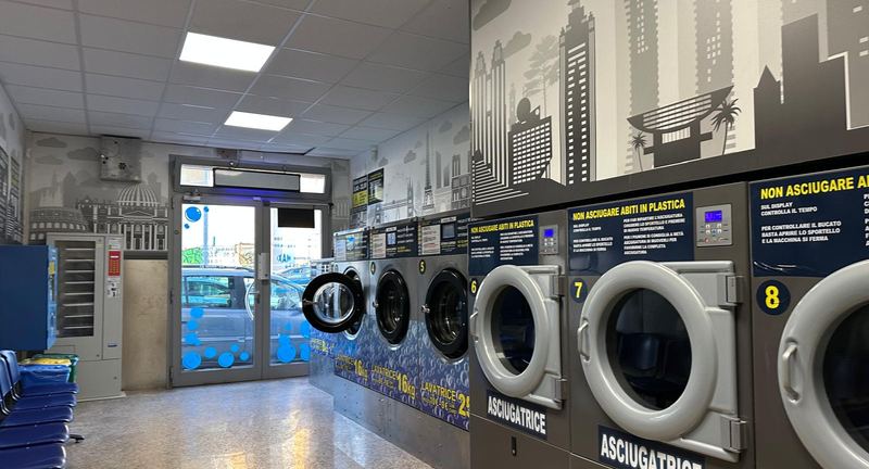 Interno della lavanderia a gettoni Express Wash in via Ciro Menotti