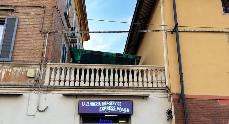 Vetrina della lavanderia self-service Express Wash in via Ciro Menotti 387