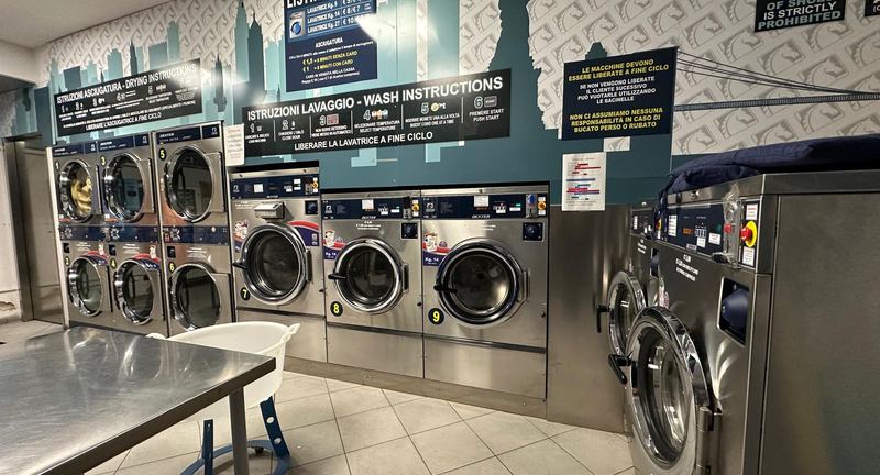 Sala della lavanderia self-service Express Wash in via Tamburini a Modena