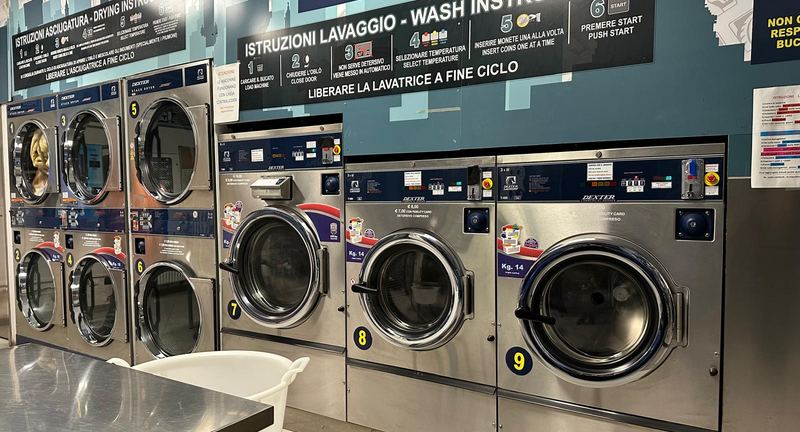 Lavatrici professionali nella lavanderia Express Wash di via Tamburini