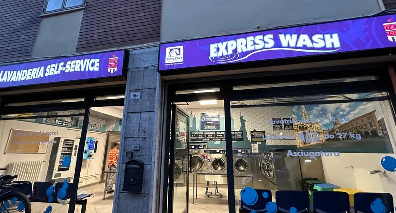 Vetrina della lavanderia self-service Express Wash in via F. Tamburini 169