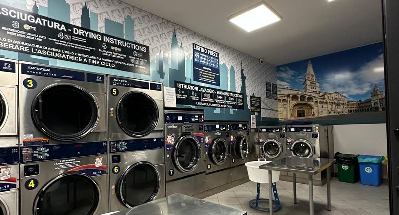 Interno della lavanderia a gettoni Express Wash in via Tamburini