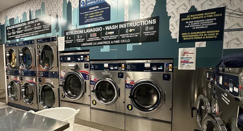 Lavatrici e asciugatrici nella lavanderia Express Wash di via Tamburini