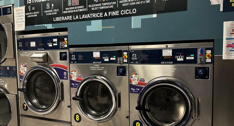Lavatrici con istruzioni di lavaggio nella lavanderia Express Wash di via Tamburini