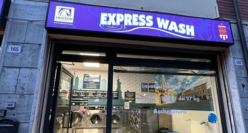 Ingresso della lavanderia Express Wash in via F. Tamburini 169 a Modena