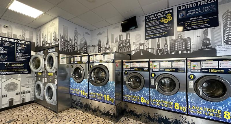 Sala della lavanderia self-service Express Wash in via Vaciglio Nord a Modena