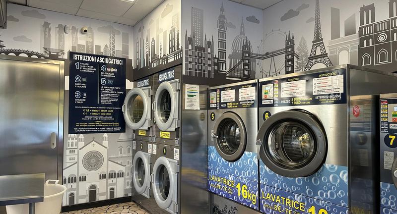 Asciugatrici e lavatrice da 16 kg nella lavanderia Express Wash di via Vaciglio