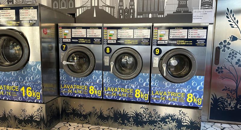 Lavatrici della lavanderia a gettoni Express Wash in via Vaciglio Nord