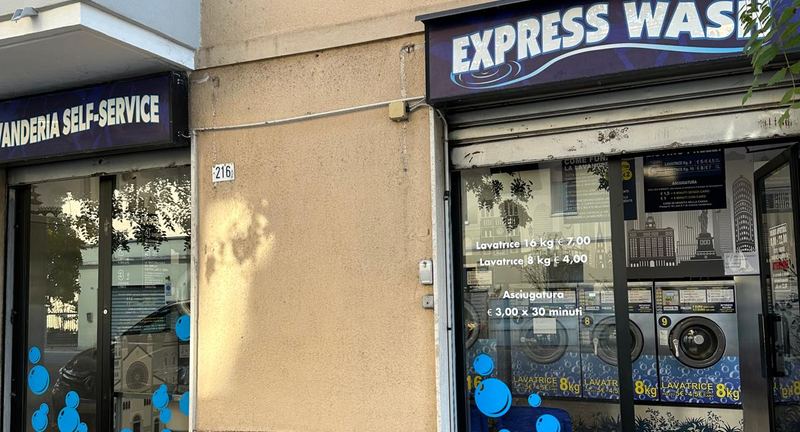 Vetrina della lavanderia self-service Express Wash in via Vaciglio Nord 216