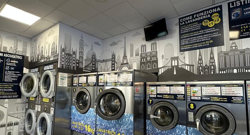 Interno della lavanderia Express Wash in via Vaciglio a Modena