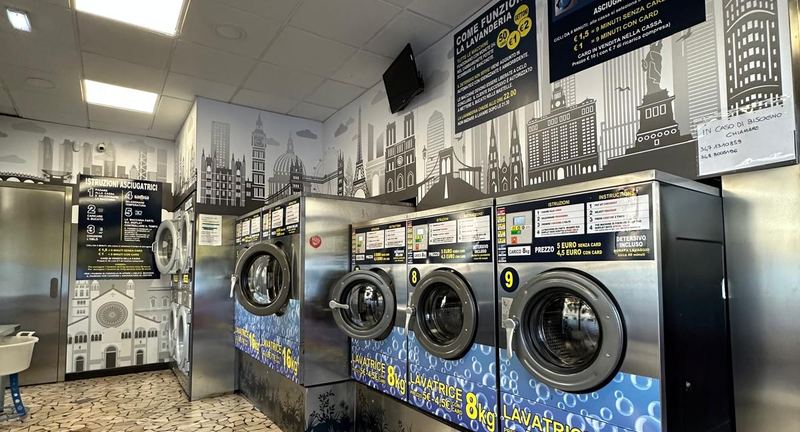 Lavatrici industriali nella lavanderia self-service di via Vaciglio Nord