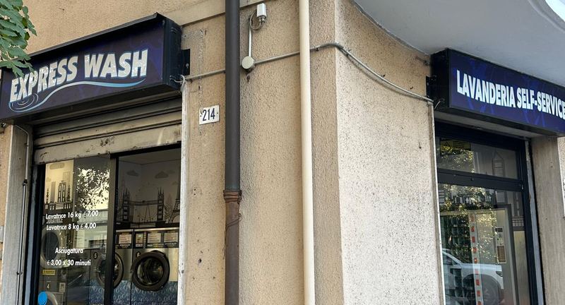Ingresso della lavanderia Express Wash in via Vaciglio Nord 216 a Modena